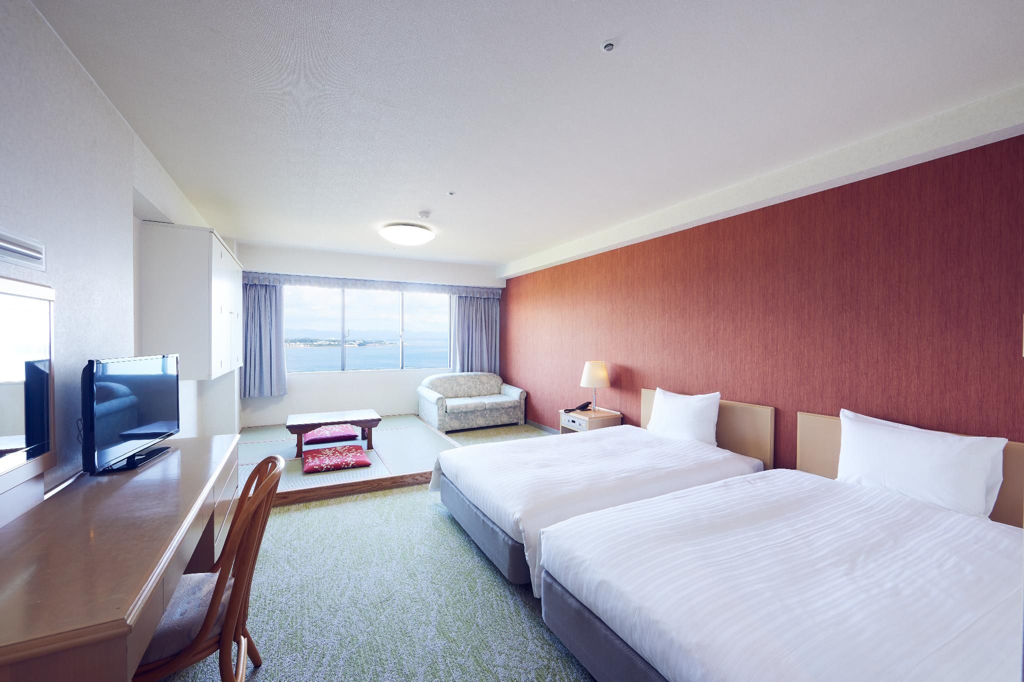 Classic Room with 2 single and 1 sofa and 2 futon beds, Ocean/Sea view