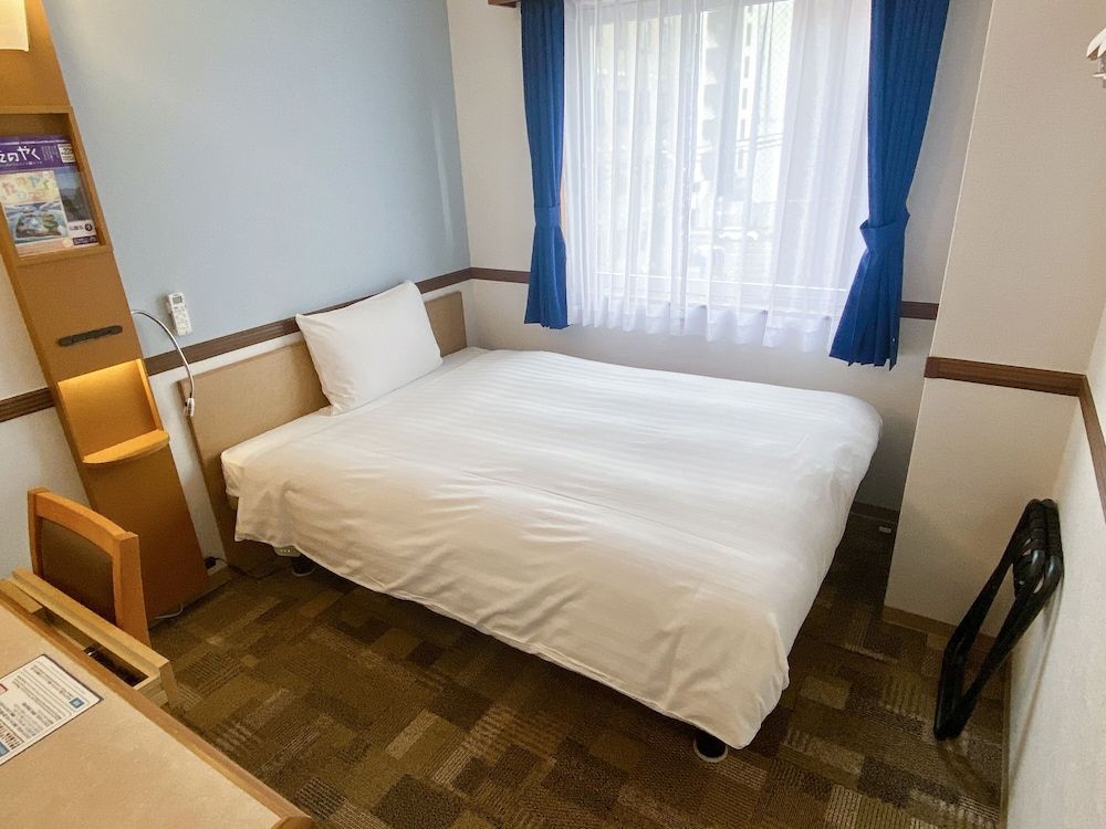 Basic Room, Smoking