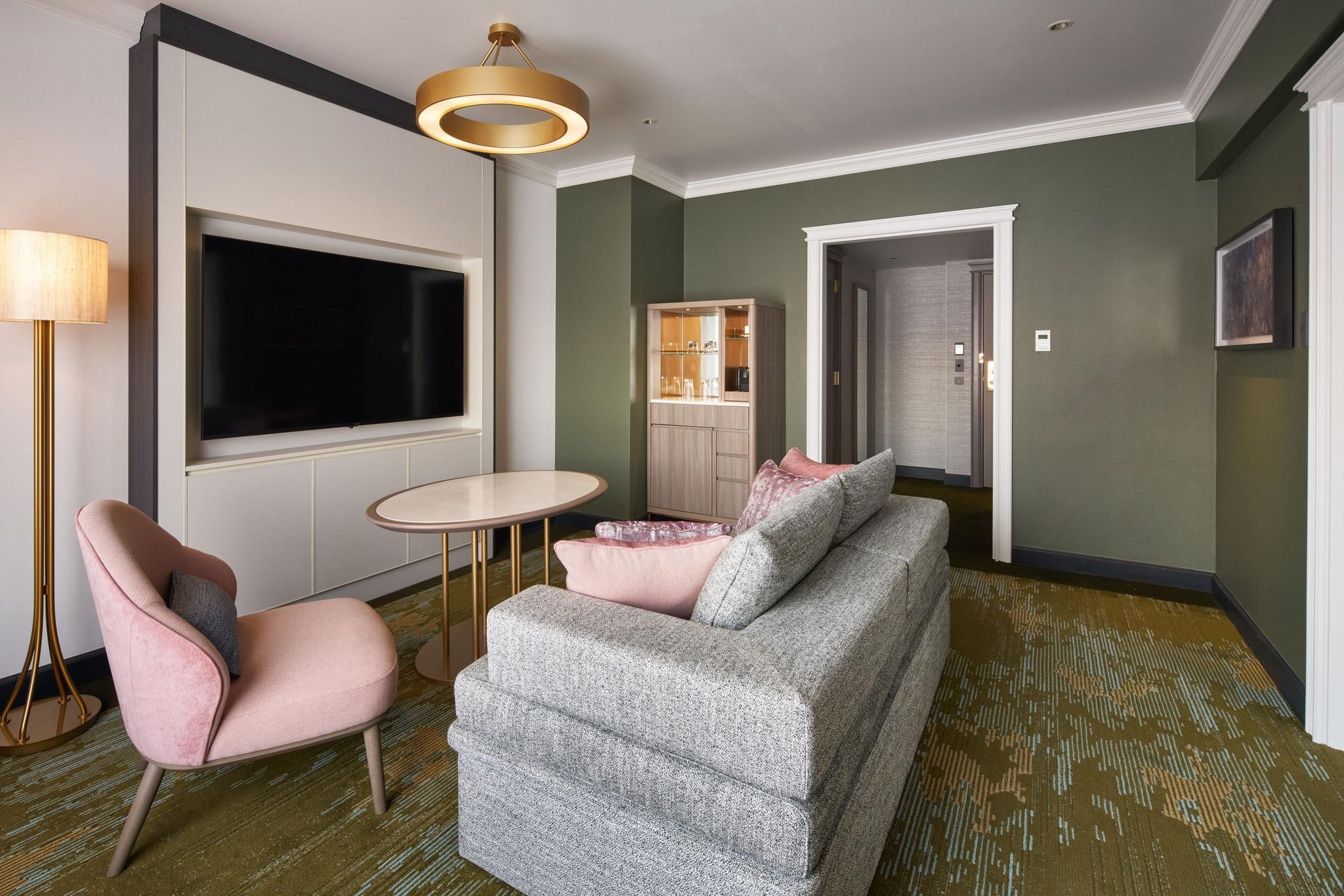 1 King 1 Bedroom Suite Club Lounge Access
