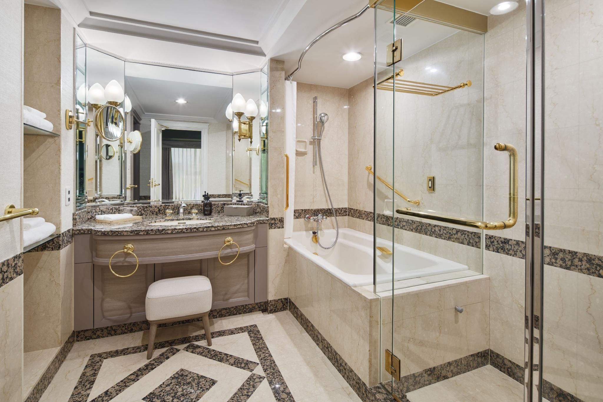 1 King 1 Bedroom Suite Kitchen Club Lounge Access