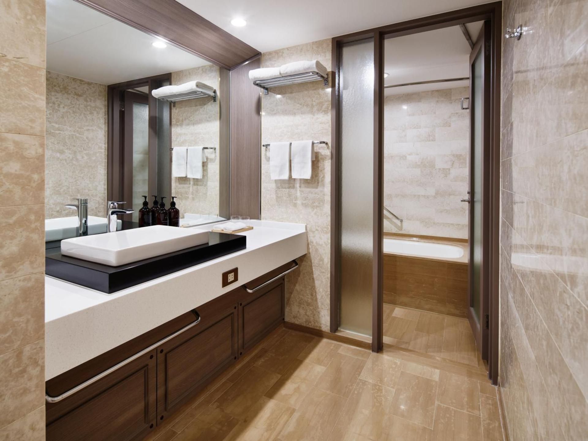 1 King Suite Corner Room