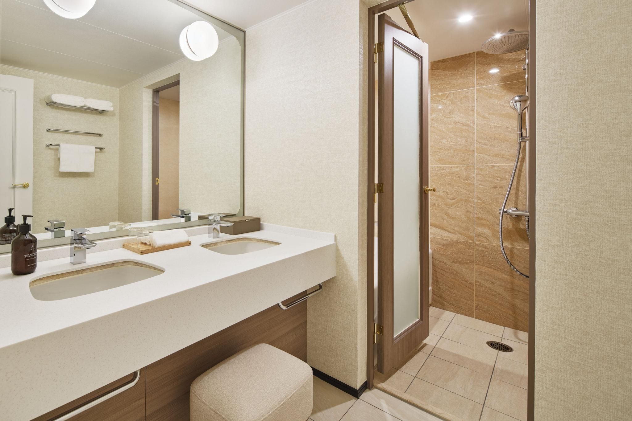 2 Single Suite Club Lounge Access