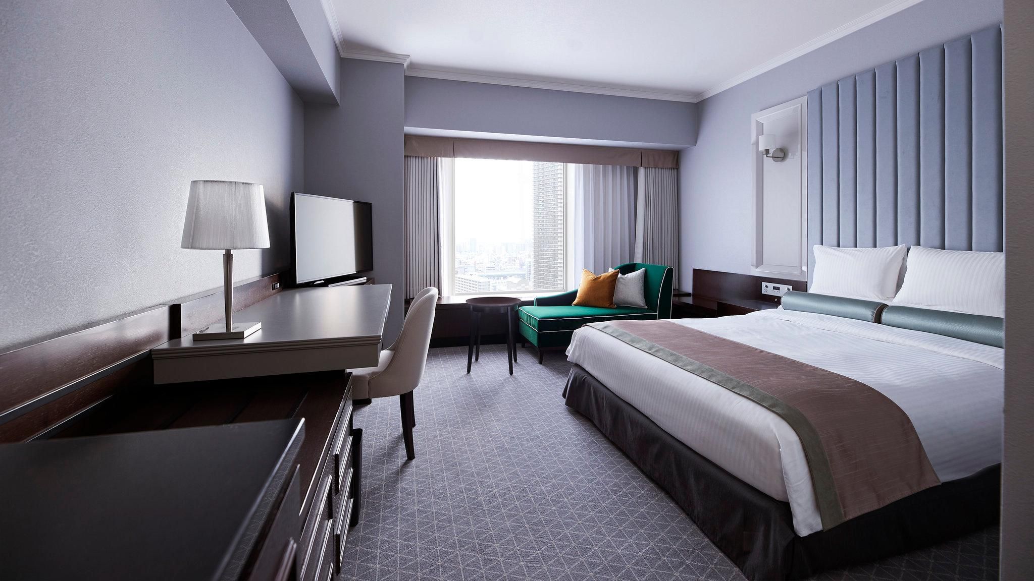 1 King Standard Club Lounge Access