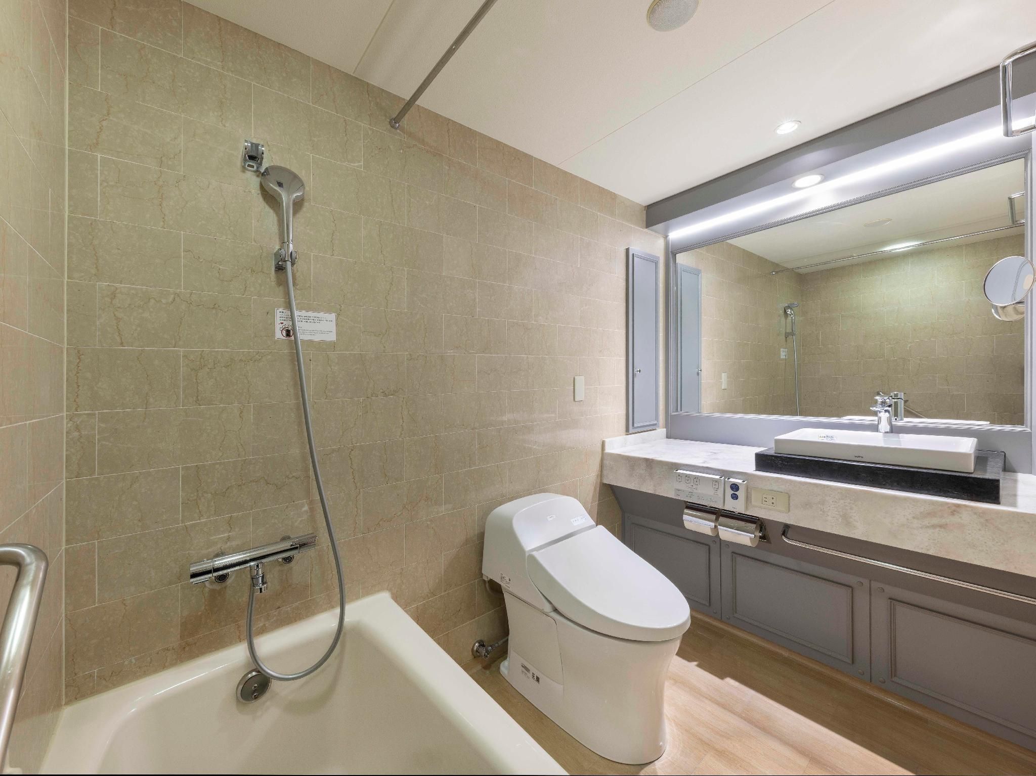 1 Queen Standard Club Lounge Access