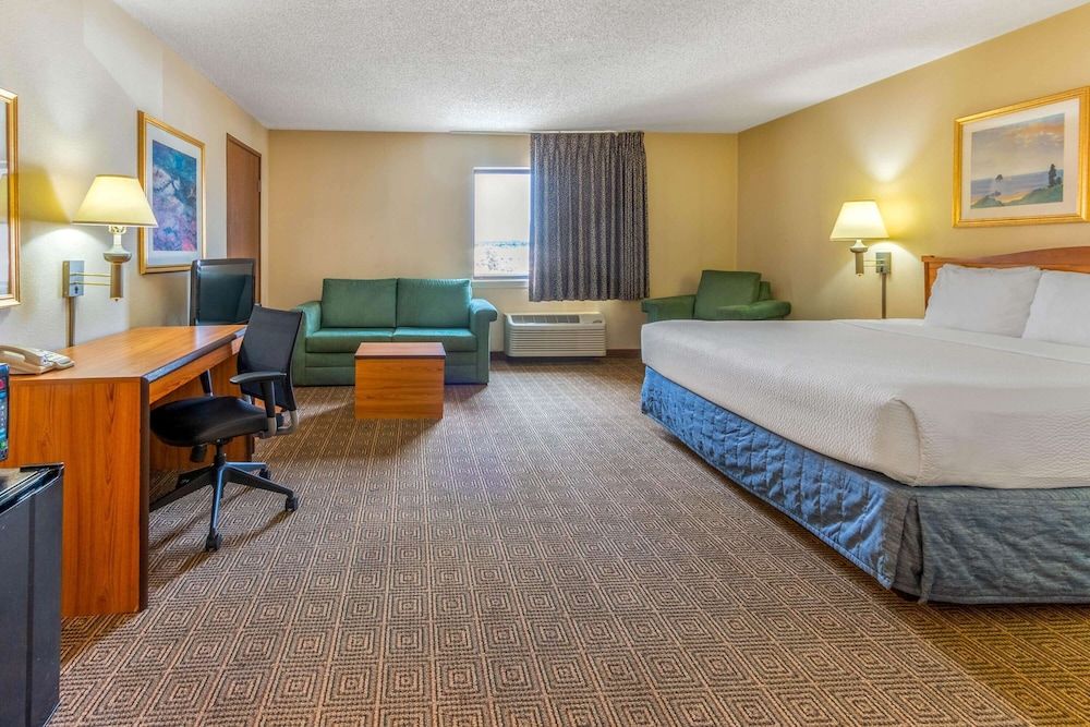 Deluxe Room, 1 King Bed, Non Smoking (Executive, Mountain/Pool View)