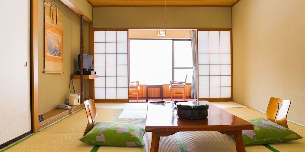 Japanese Style Room for 5 People with Wi-fi, Smoking