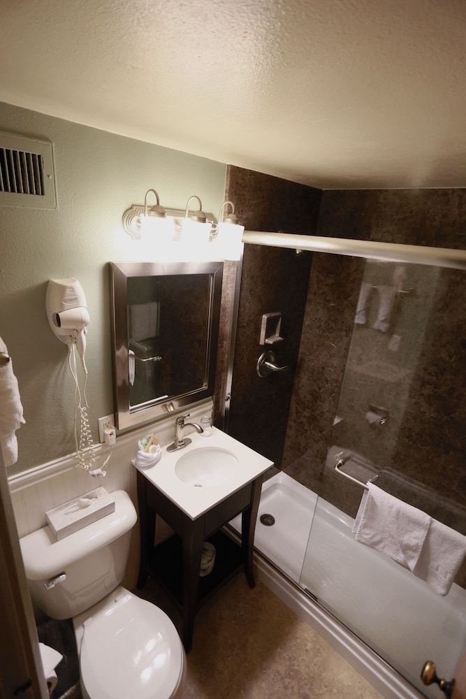 Dude Rancher Lodge Standard Room, 2 Double Beds 4