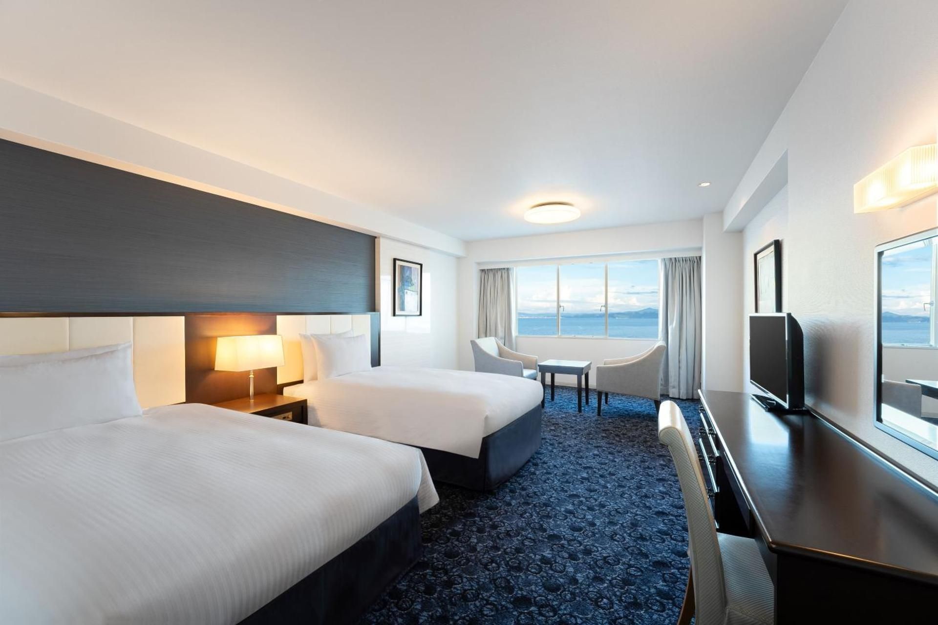 Standard Twin Room with Extra Bed and Ocean/Sea View