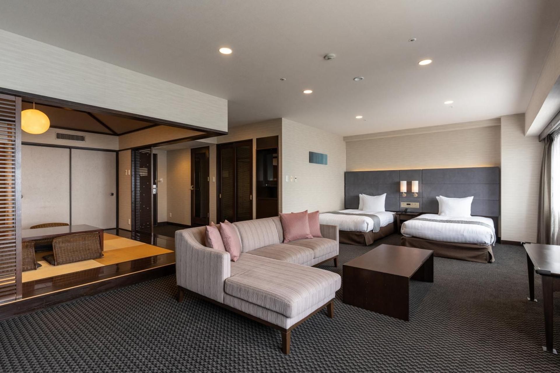 Standard Deluxe Suite with Six Single Beds and Ocean/Sea view