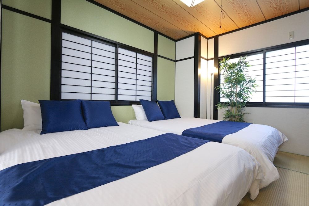 Traditional Studio Suite (Liz3)