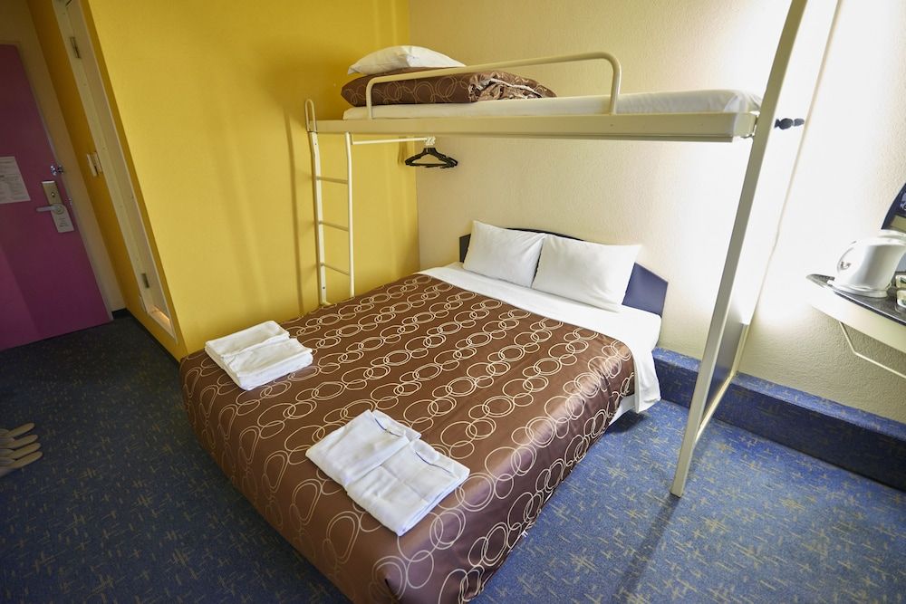 Bunk Bed Room, Smoking