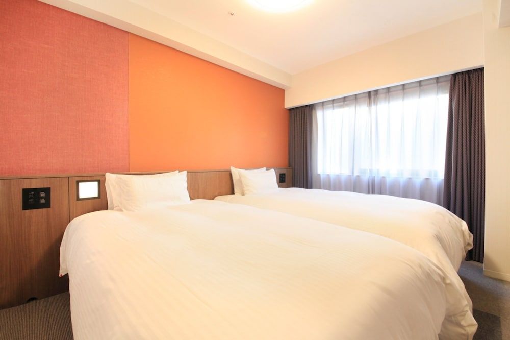 Twin Room, Smoking