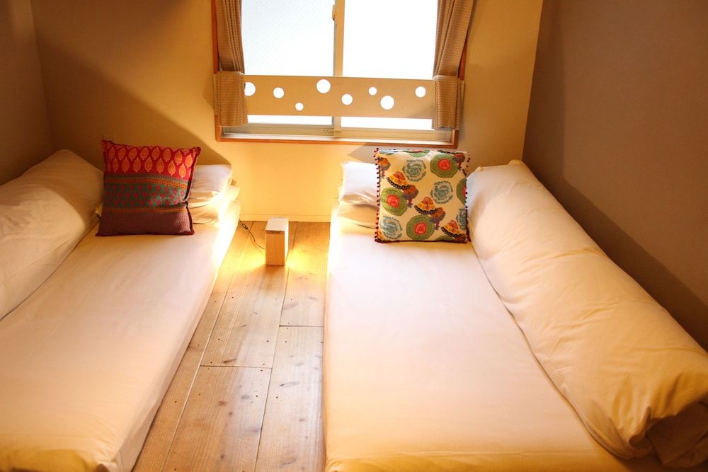 Tokyo Hikari Guesthouse - Hostel Twin Room with Extra Bed and Shared Show