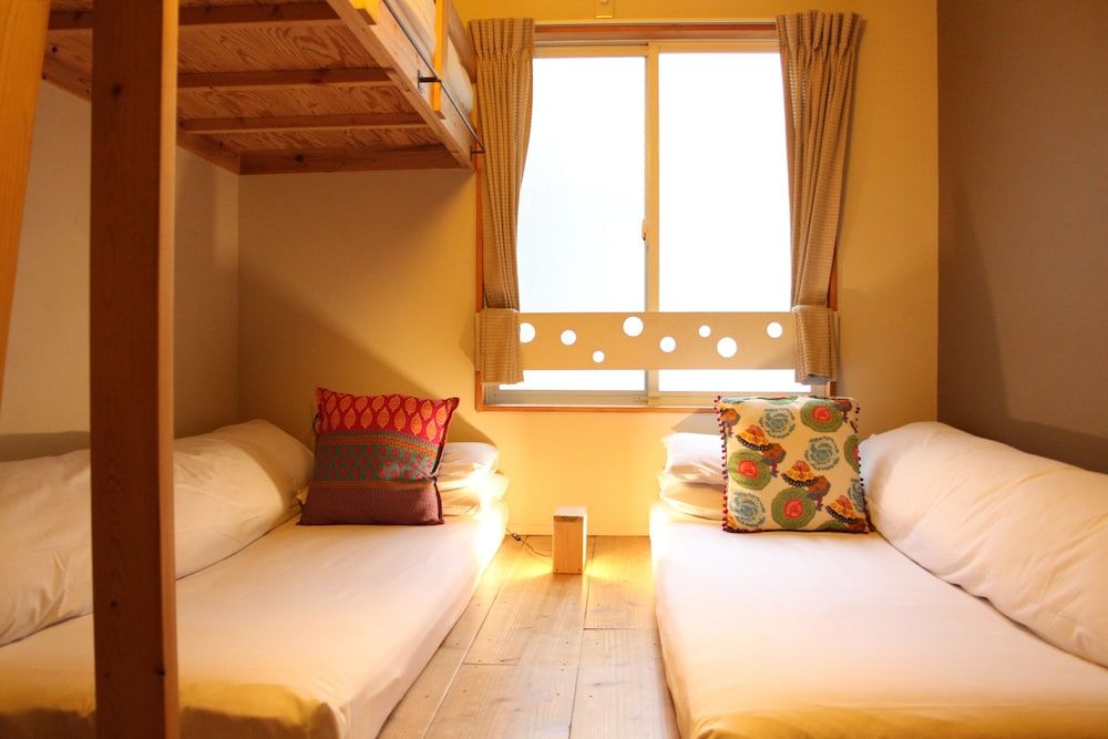 Tokyo Hikari Guesthouse - Hostel Twin Room with Extra Bed and Shared Show 2