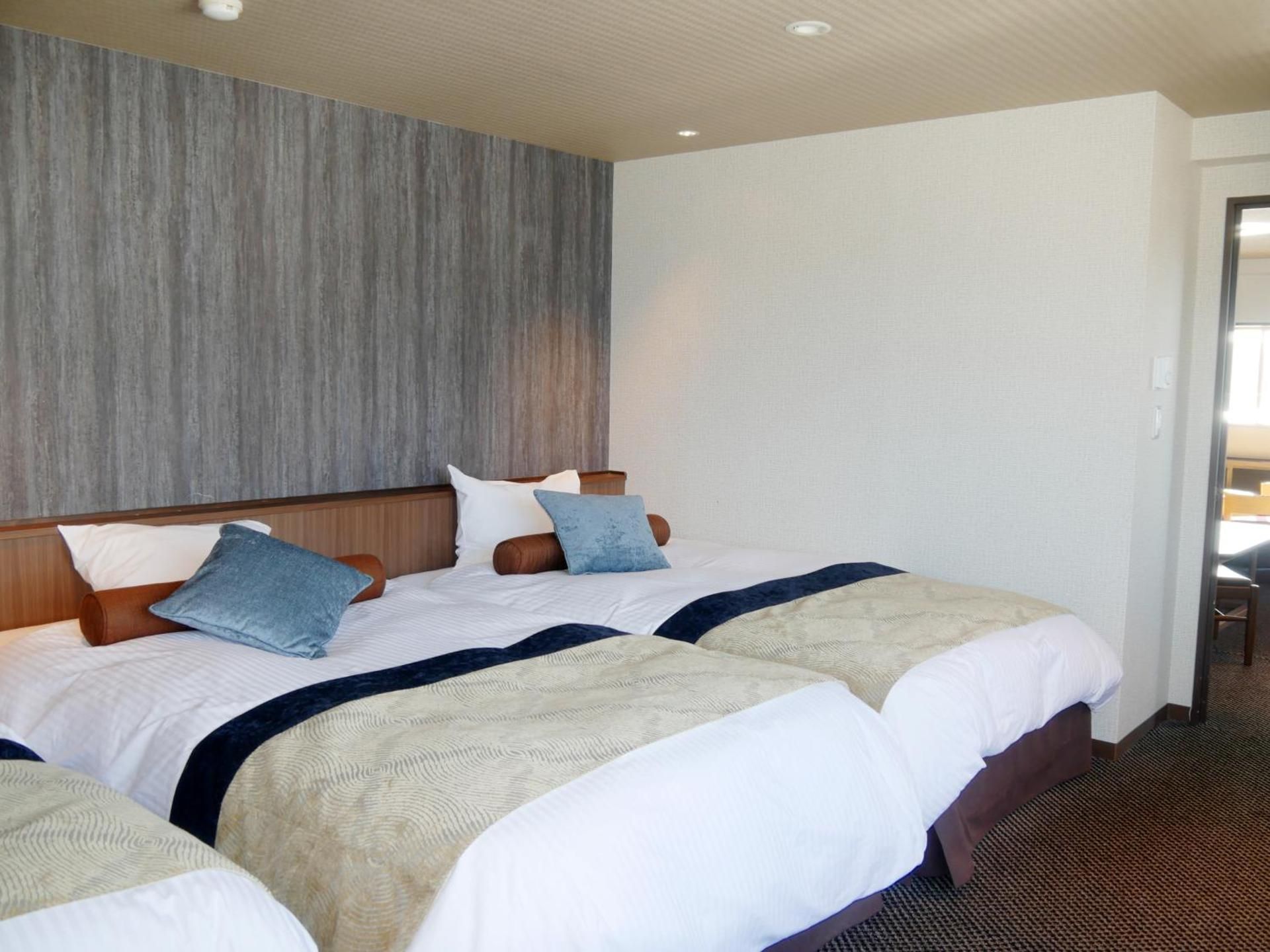 Suite Room with Living Room-Street View