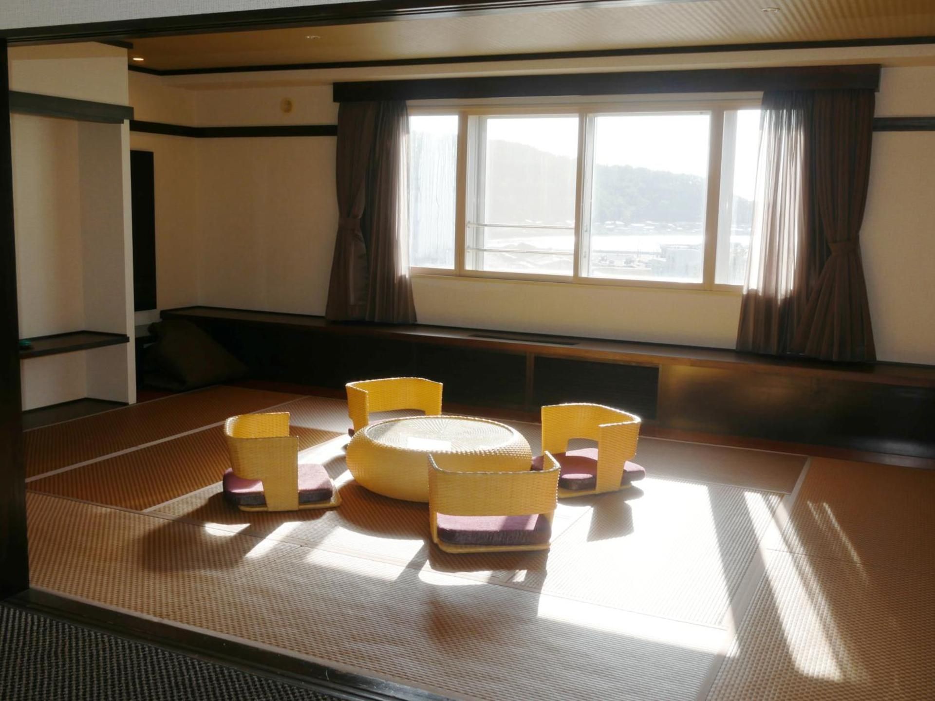 Suite Room with Living Room-Street View