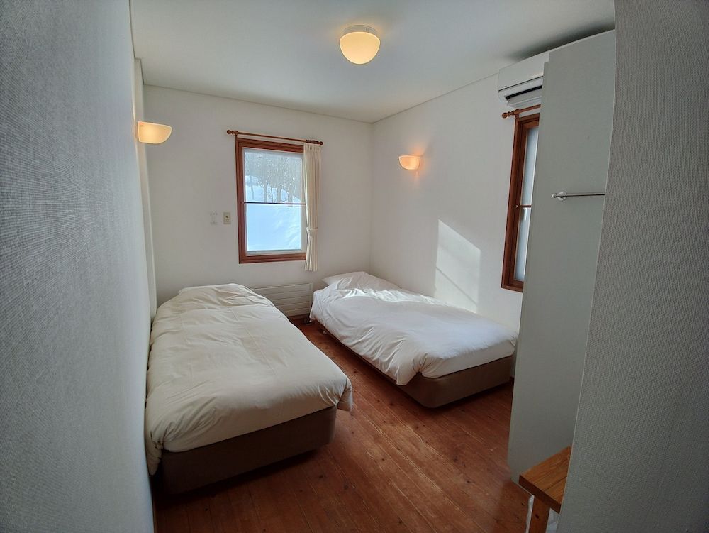 Twin Room, 2 Twin Beds, Non Smoking (1 - 3 People)