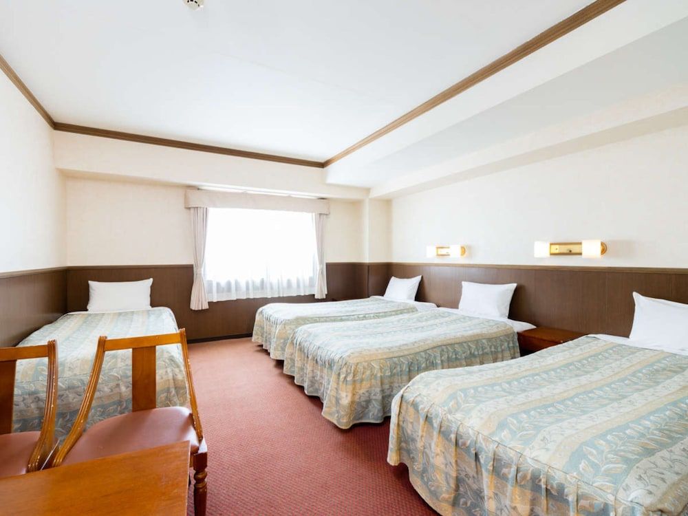 Quadruple Room, Smoking