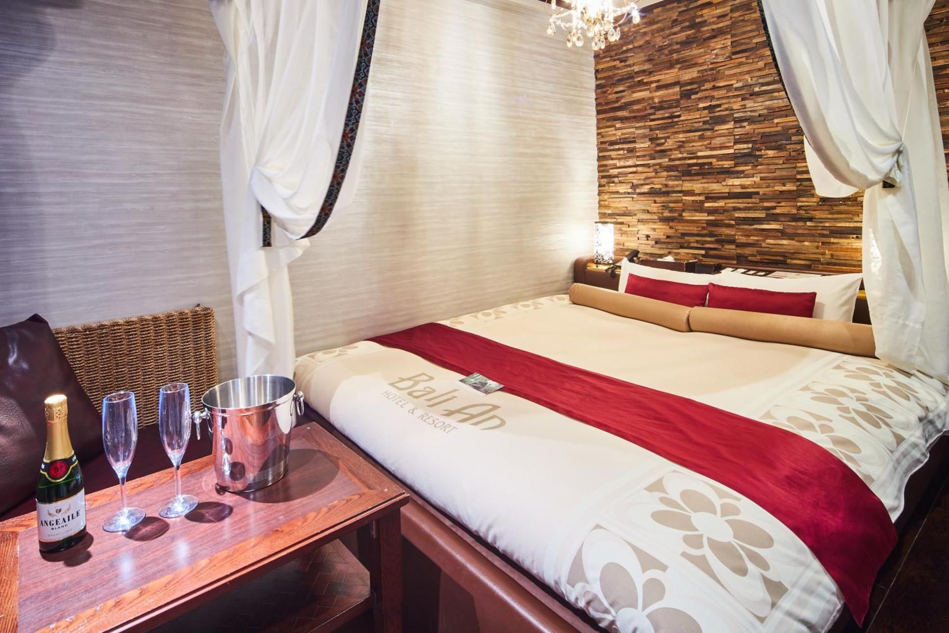 Double Room Economy