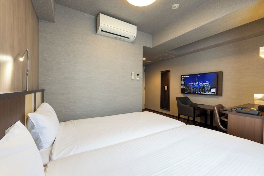 Hollywood Twin Room, Smoking