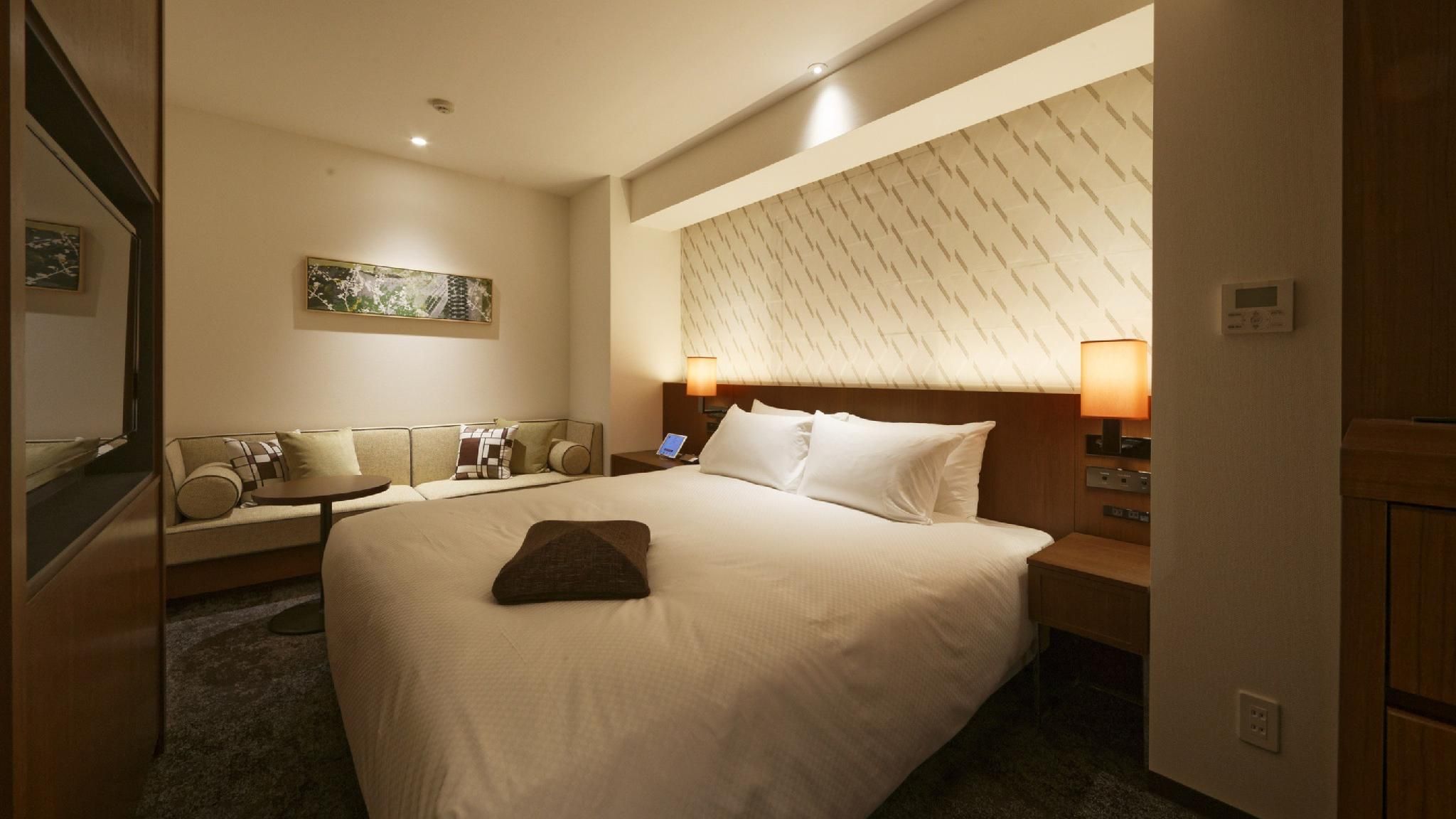 1 King Bed Corner Non-Smoking