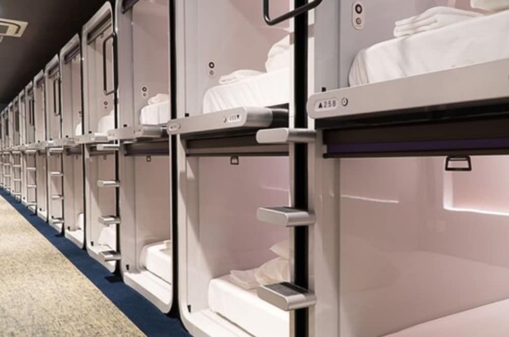 Single Capsule Room, Men Only