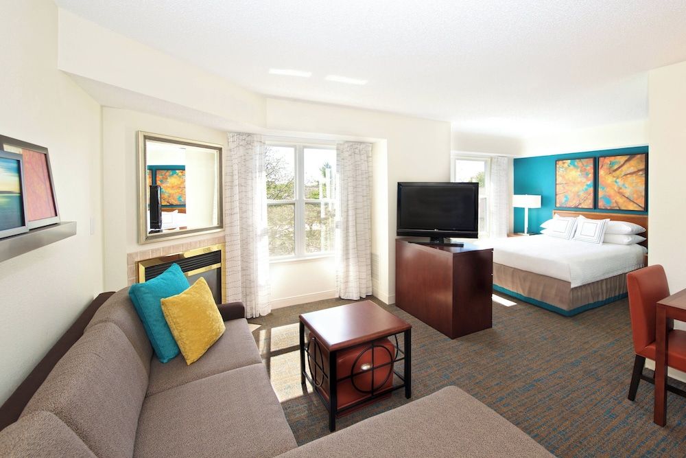 Studio, 1 Queen Bed with Sofa bed (Pure)