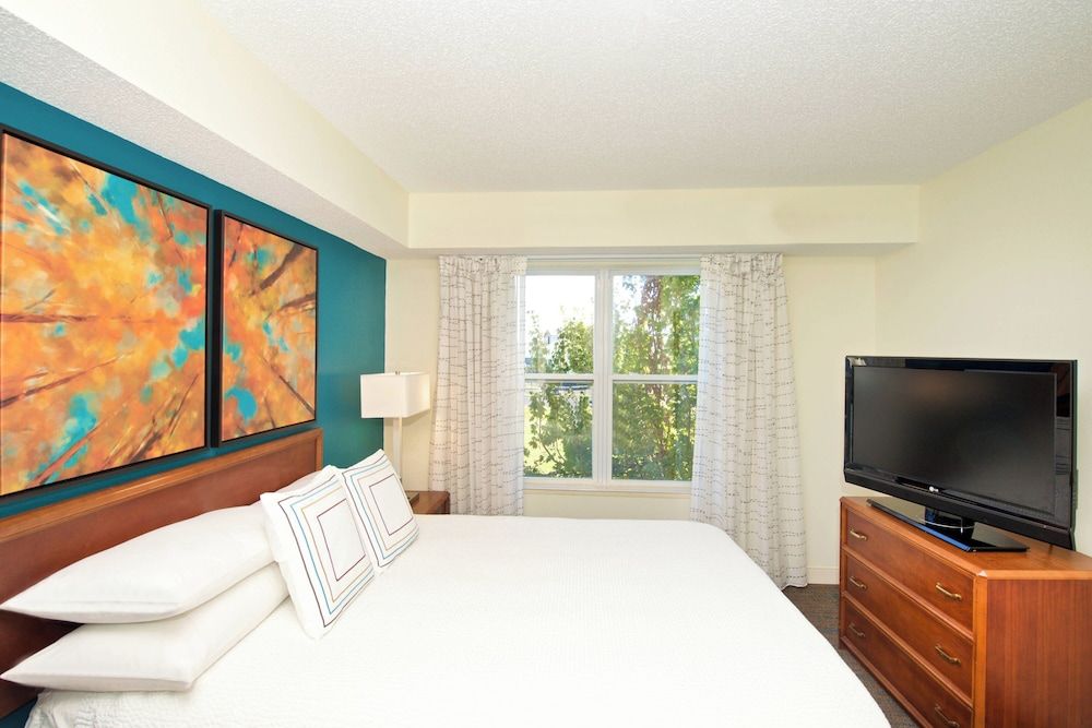 Suite, 2 Bedrooms (Mobility Accessible, Roll-in Shower)