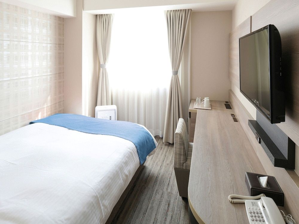 Small Double Room, Smoking