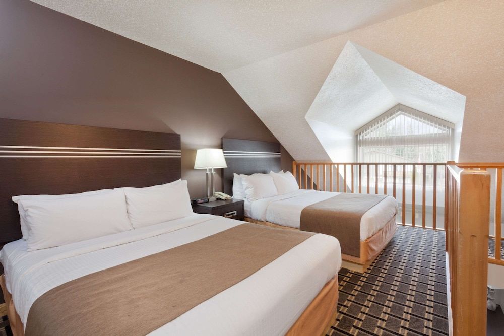 Loft Suite, 3 Queen Beds, 1 Twin Bed, Kitchenette, Non Smoking
