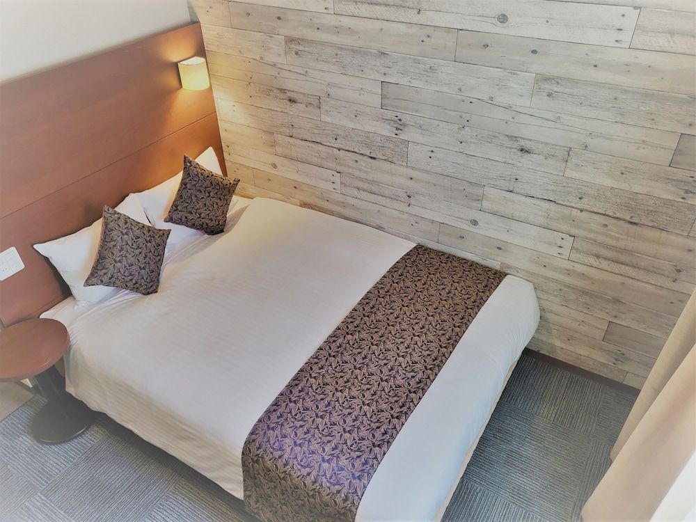 Semi-double Room, Smoking