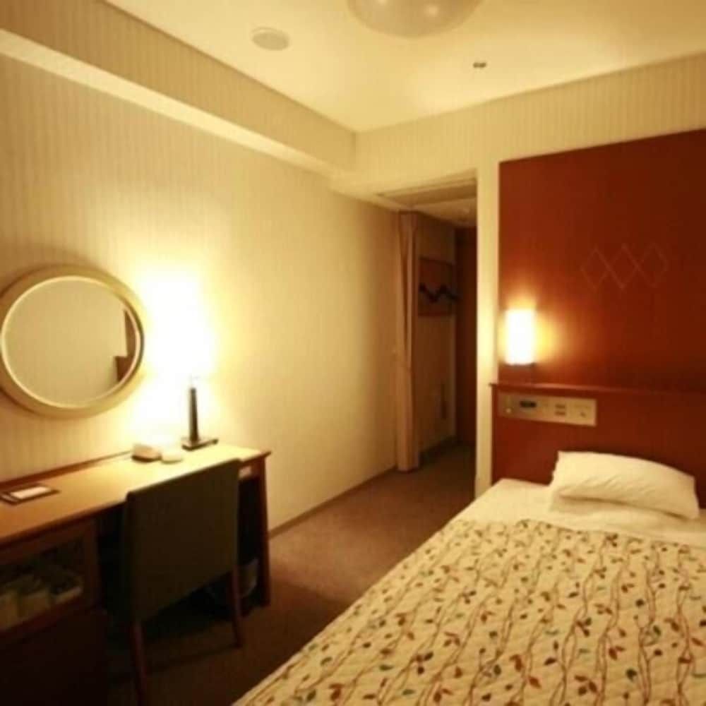 Single Room (Smoking preference not guaranteed)