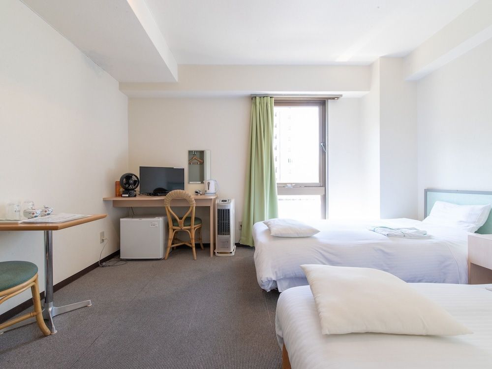 Twin Room, Smoking