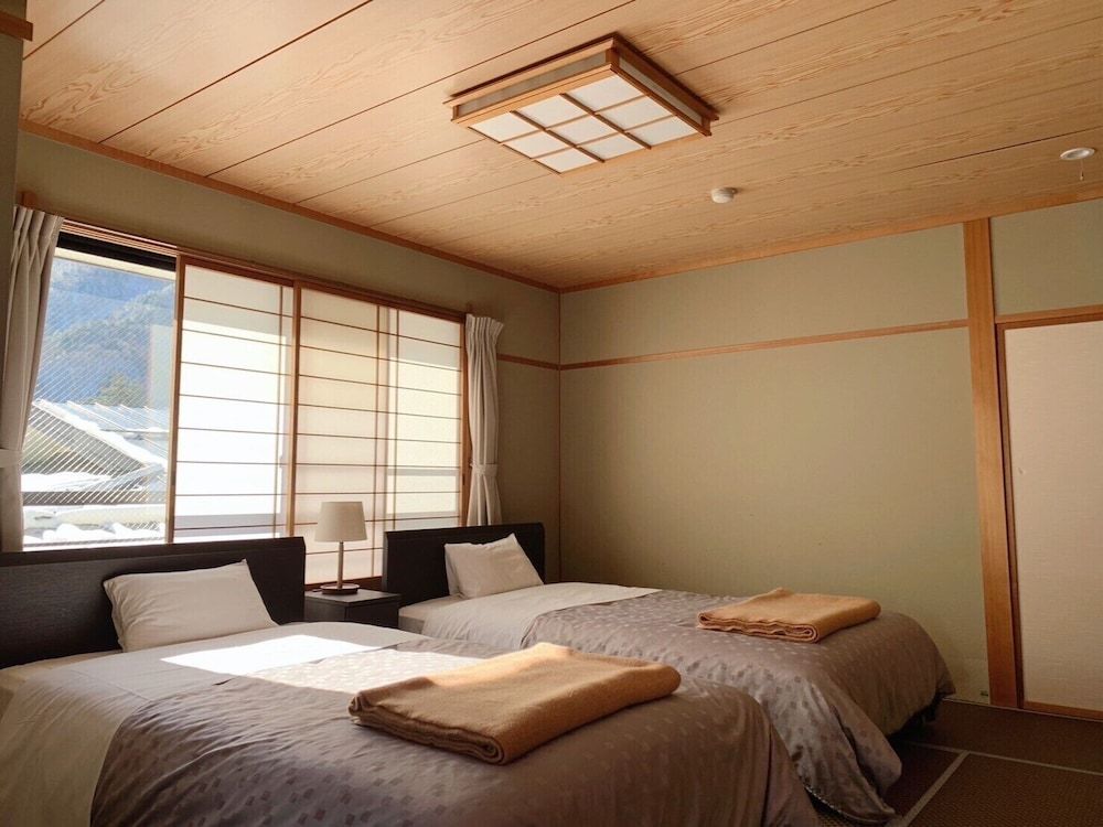 Deluxe Twin Room (Private Bathroom)