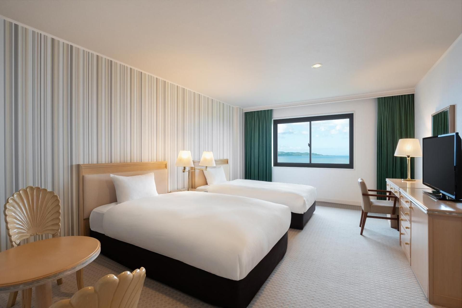 Deluxe Suite with Four Single Beds and Ocean View