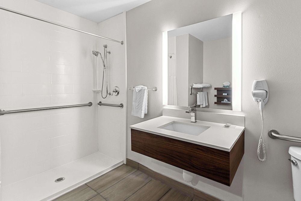 Best Western Niceville - Eglin AFB Hotel Standard Room, 2 Queen Beds, Accessible, Refrigerator & Microwave 4