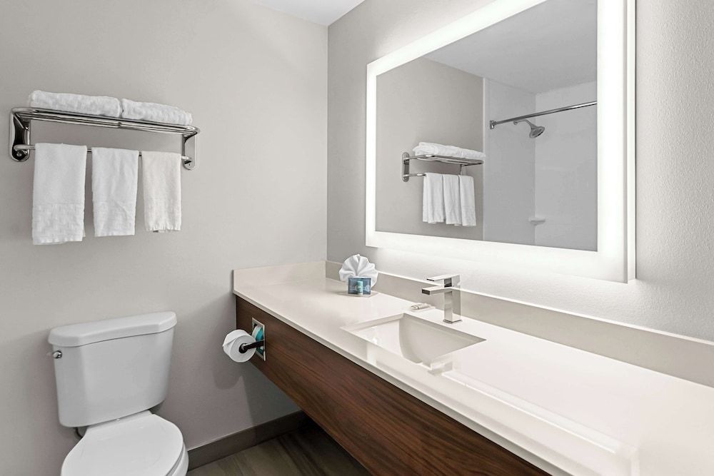 Best Western Niceville - Eglin AFB Hotel Standard Room, 2 Queen Beds, Non Smoking, Refrigerator & Microwave (Pet Friendly) 4