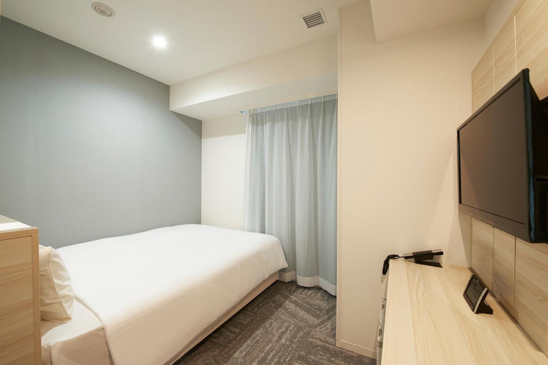 Corner Double Room - Non-Smoking