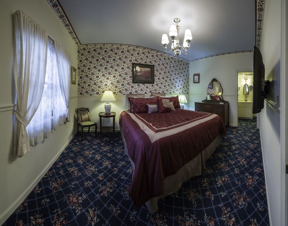 Superior Suite, 1 King Bed, Kitchenette