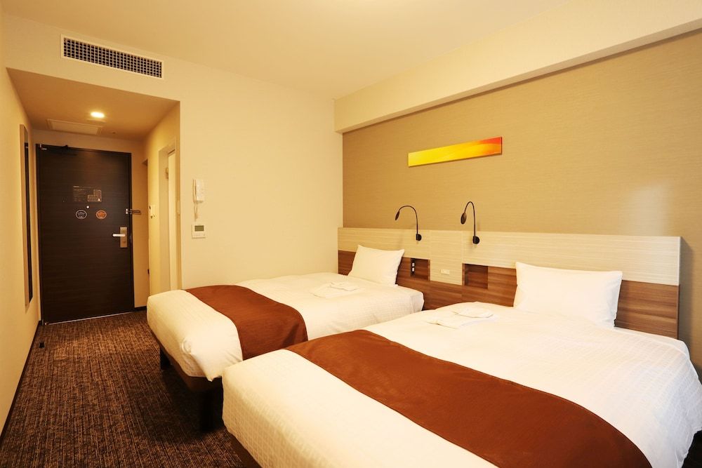 Smile Hotel Premium Osaka Hommachi Standard Twin Room, Non Smoking 2
