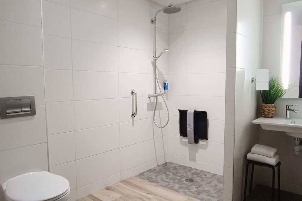 Best Western Hotel de la Cite & Spa Family Room, 1 King Bed, Non Smoking (with Sofabed) 4