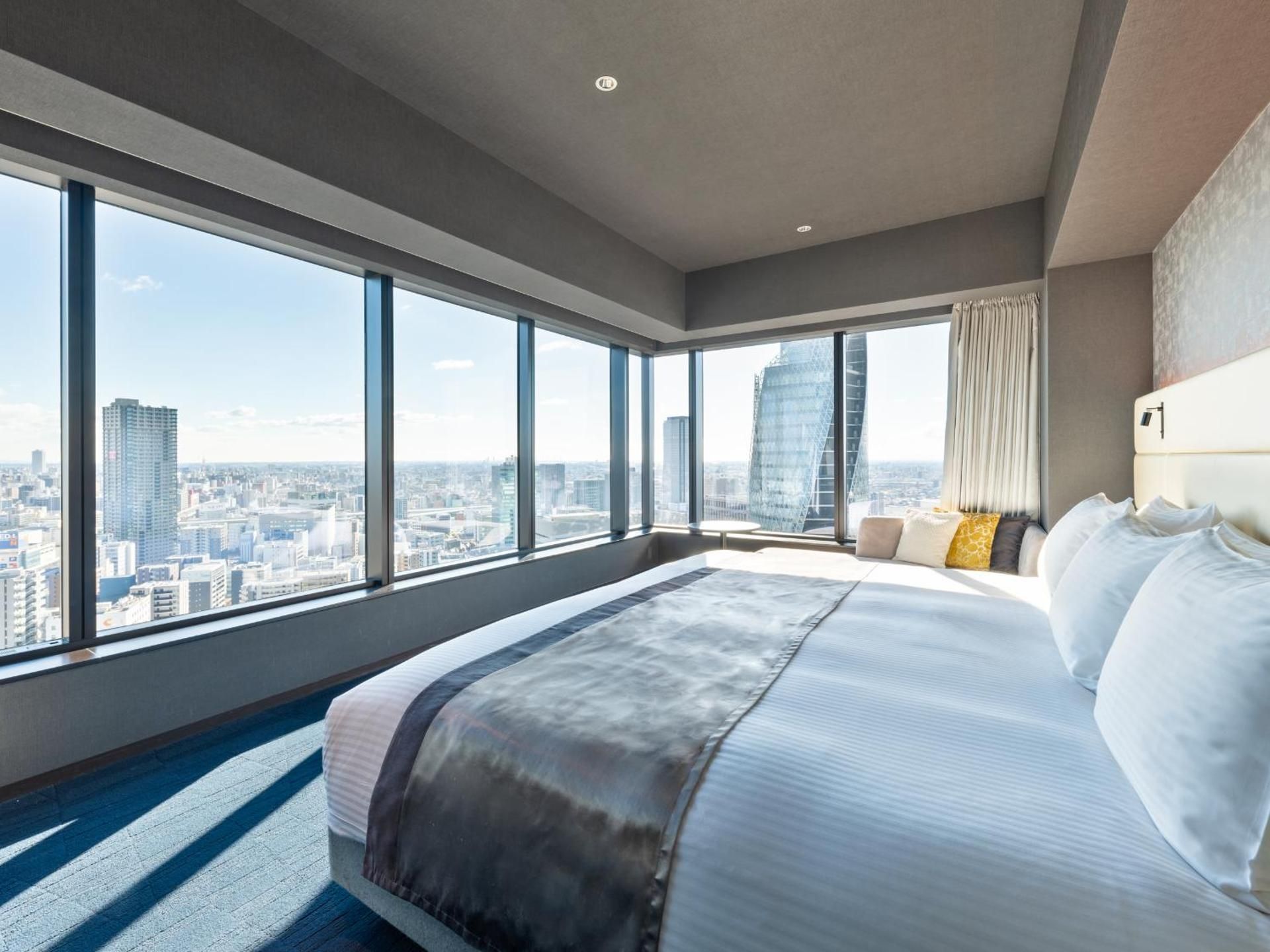 Deluxe Room View Bath 1 bed Wide King - Non-Smoking