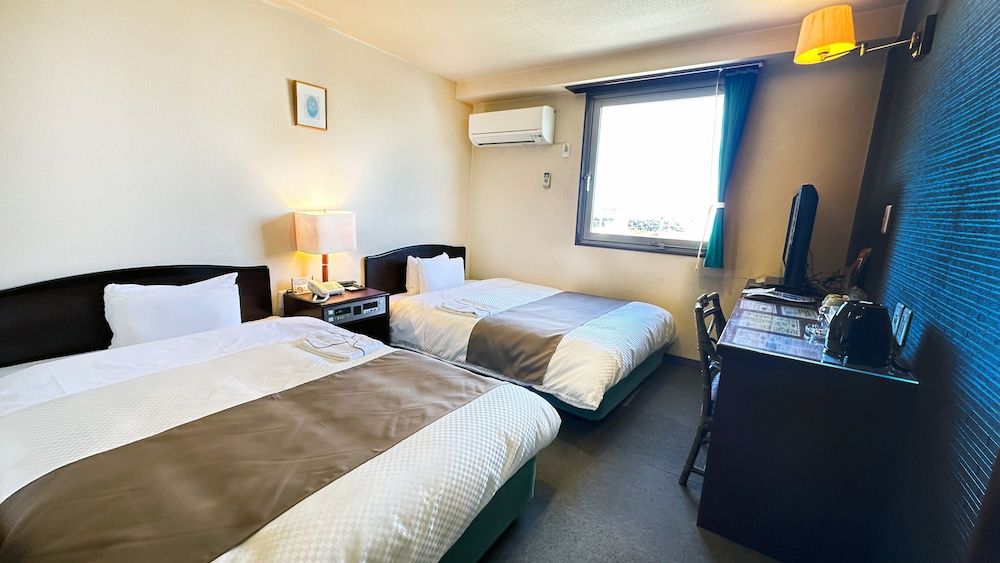 Twin Room, Smoking