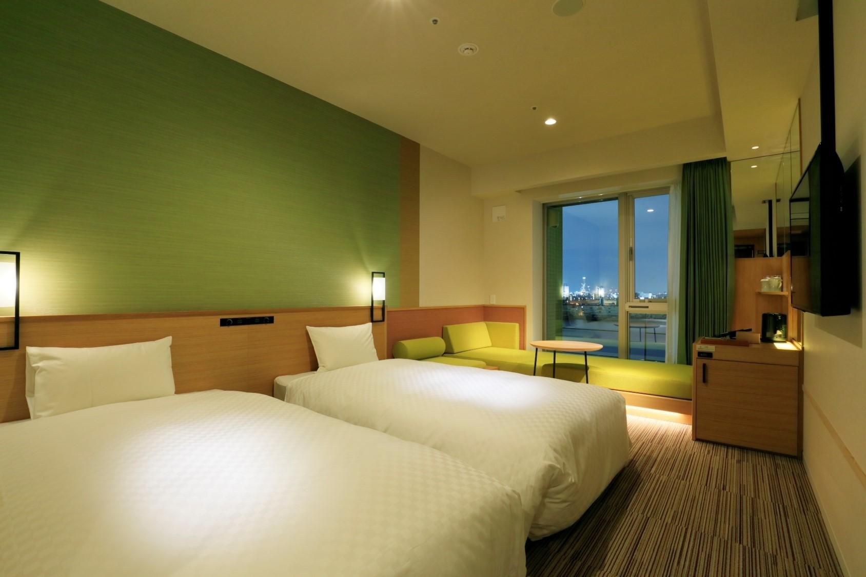 High Floor Superior Riverside Twin Room with Sofa Bed - Non-Smoking