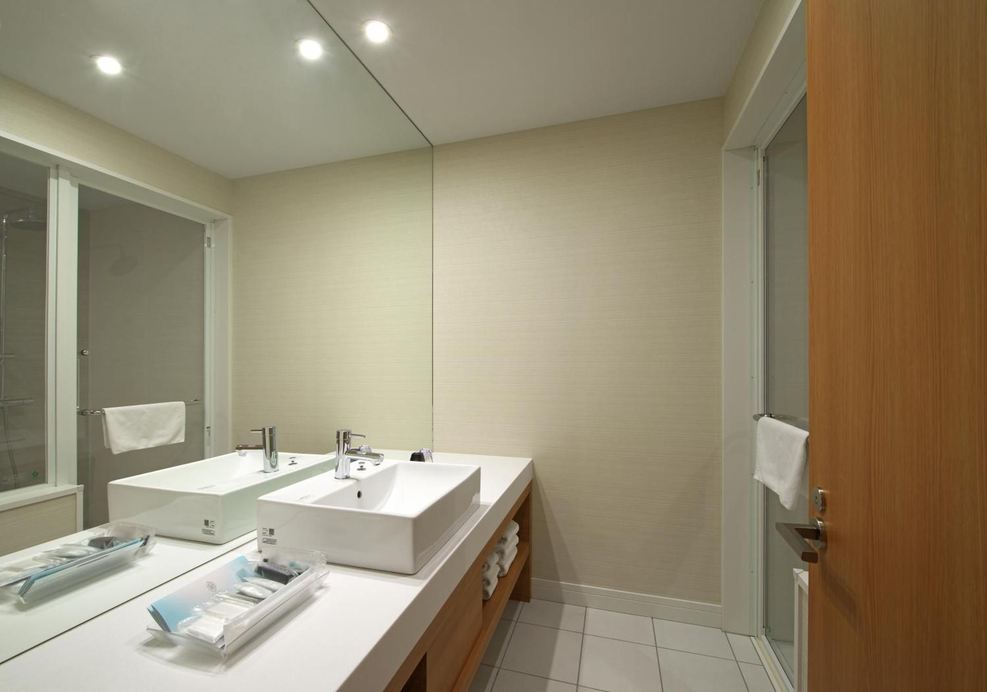 Deluxe Corner Twin Room - Non-Smoking