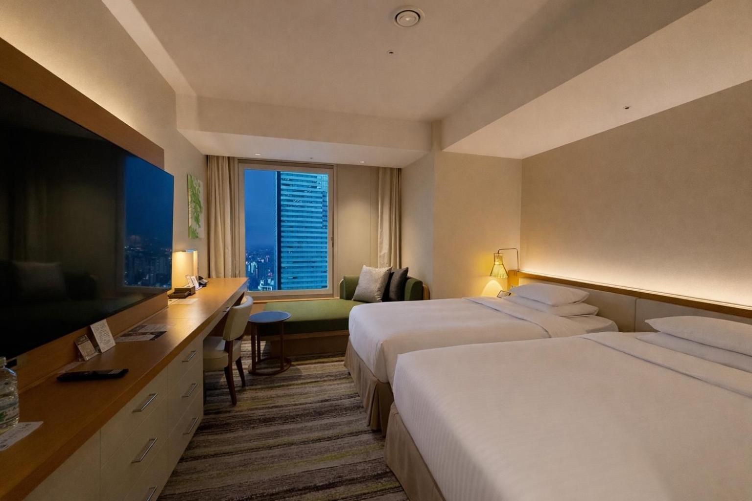 Deluxe Corner Twin Room - Non-Smoking