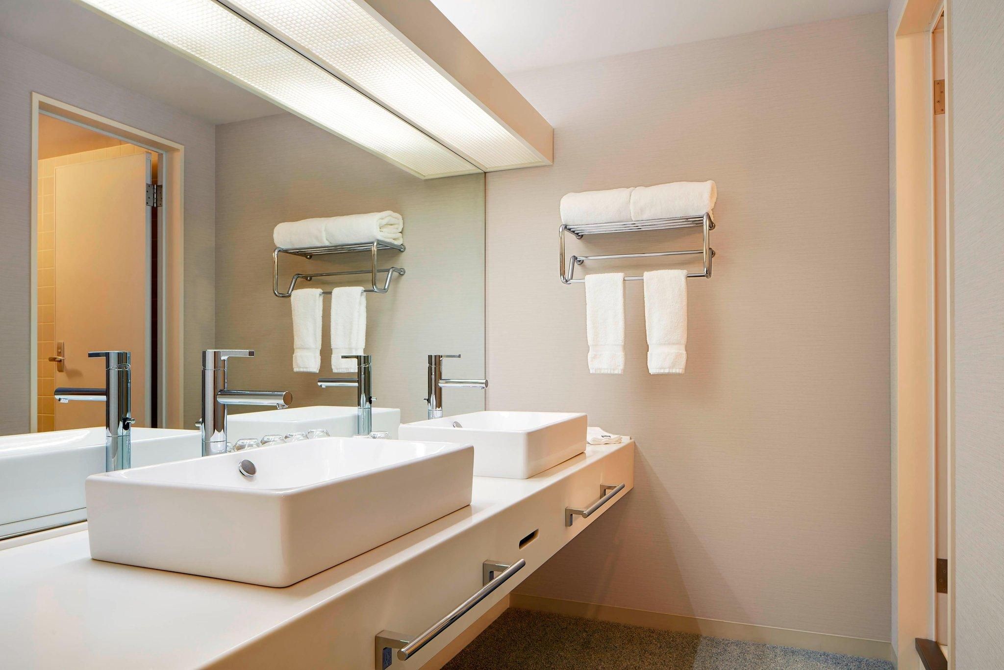 Luxury (5 BEDS), 2 Bedroom Bi-level Suite