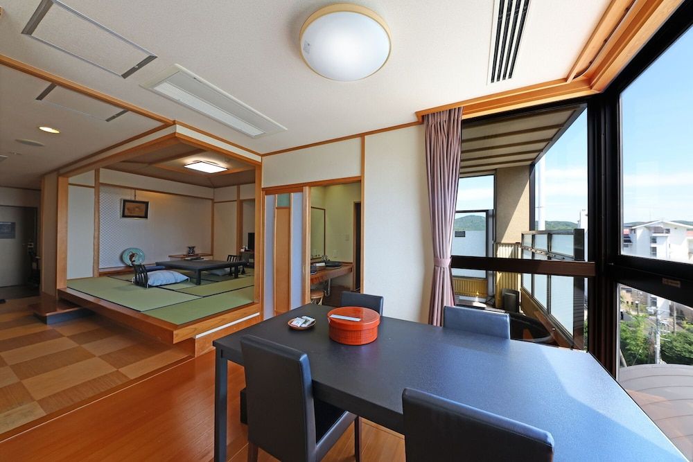 Japanese and Western Deluxe Room (2beds+5Futons, with Open Air Bath)