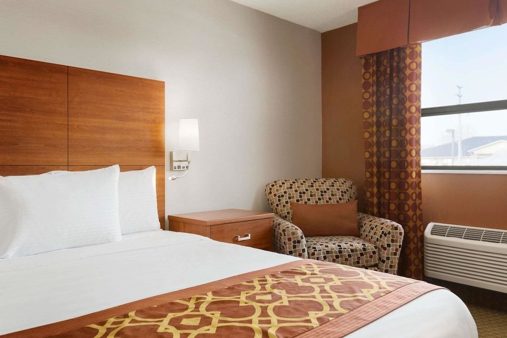 undefined Travelodge by Wyndham Windsor 2