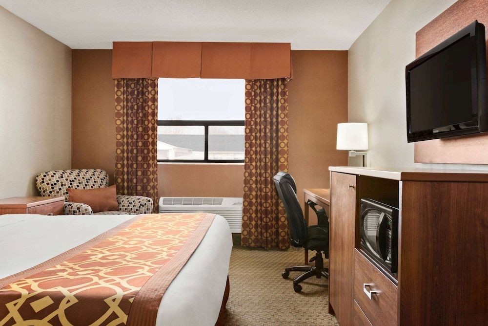 undefined Travelodge by Wyndham Windsor 4